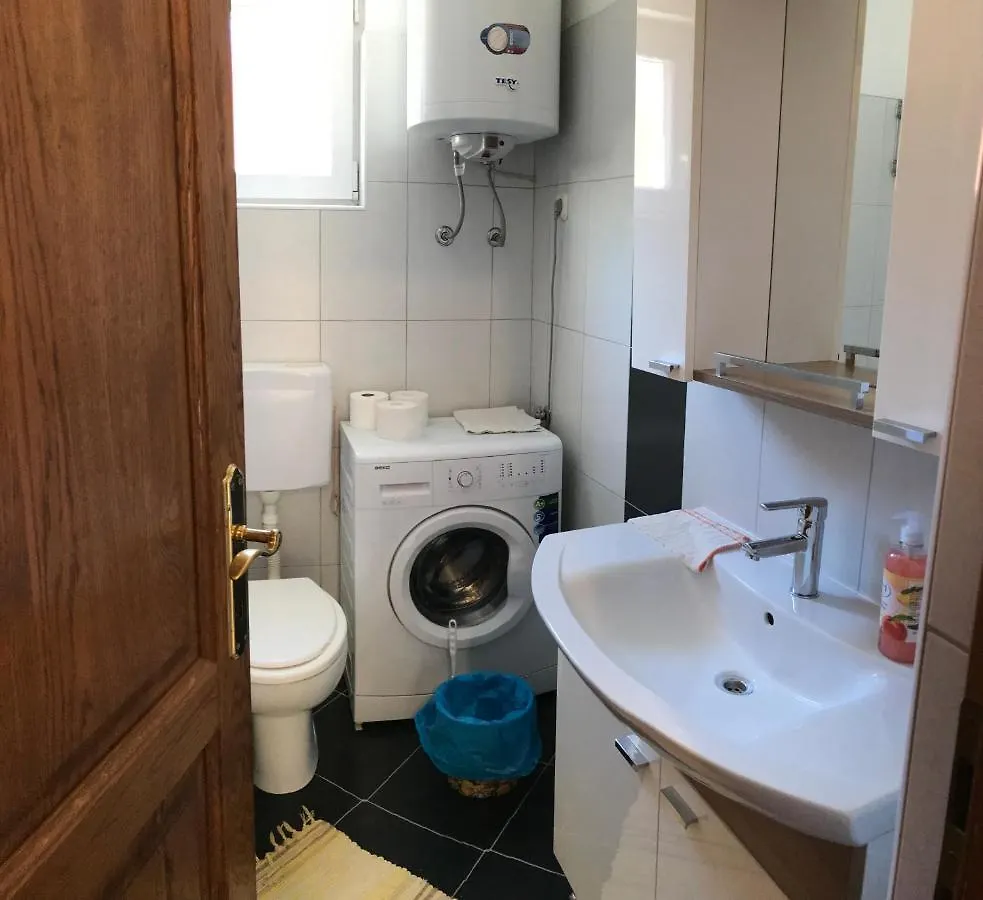 Apartmani Arijana Pakostane S Pogledom Na More